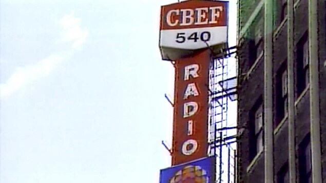 L'ancienne affiche de CBEF au centre-ville de Windsor.