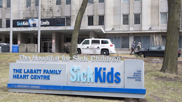 Enseigne devant l'Hôpital SickKids.