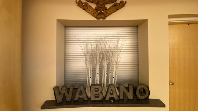 Le mot Wabano écrit en lettres de bois.