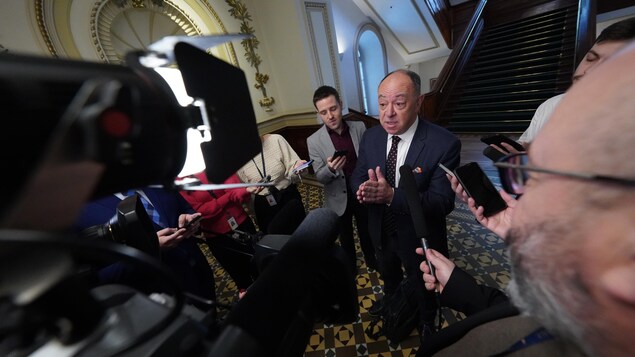 Le ministre de la Santé, Christian Dubé, durant une mêlée de presse.