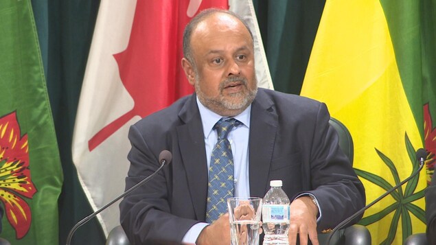 Saqib Shahab qui s'adresse aux médias.