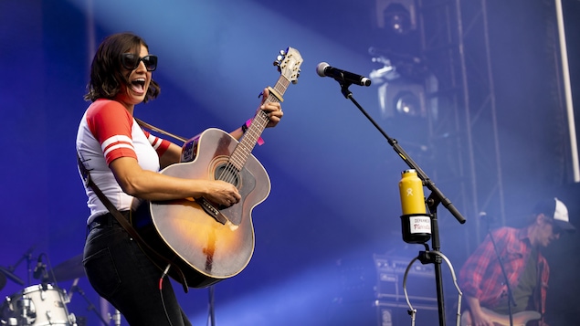 Sara Dufour en spectacle à la Pyramide des Ha! Ha! pour la fête nationale
