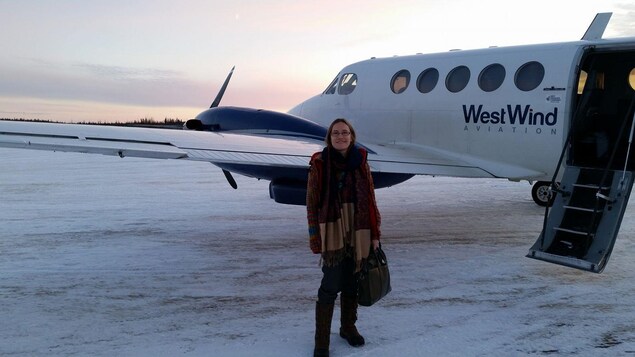 La Dre Sara Dungavell devant un petit avion. La Dre Sara Dungavell devant un petit avion.