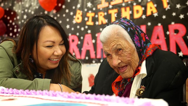 Sarah Harper (à droite), en compagnie de Sheila North Wilson, devant son gâteau de fête pour son 111e anniversaire. Sarah Harper (à droite), en compagnie de Sheila North Wilson, devant son gâteau de fête pour son 111e anniversaire.