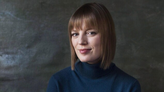 Sarah Polley devant un fond gris Sarah Polley devant un fond gris