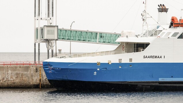 Le Sareemaa, au quai de Godbout. On voit le devant du bateau accidenté.