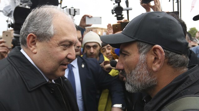 Serge Sarkissian fait face à Nikol Pachinian. Serge Sarkissian fait face à Nikol Pachinian.