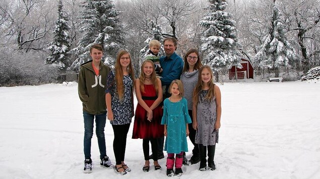  Amanda Buhler, deuxième à partir de la droite, et sa famille et leurs six enfants.