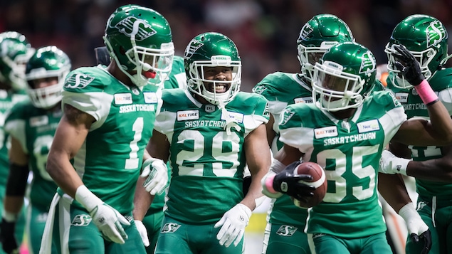 Les joueurs et les partisans ravis de la victoire des Riders sur les Stampeders