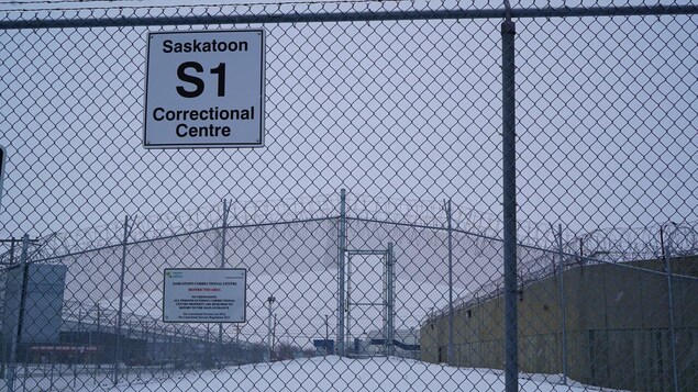 Une grille à l'entrée du centre correctionnel de Saskatoon.