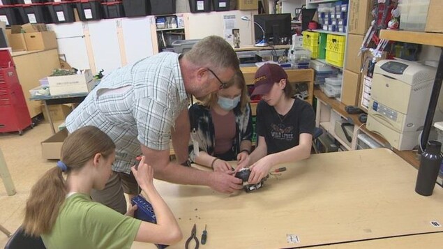 À l'école Montgomery de Saskatoon, l'enseignant David Crowell participe à des projets de recyclage de déchets électroniques avec ses élèves. 