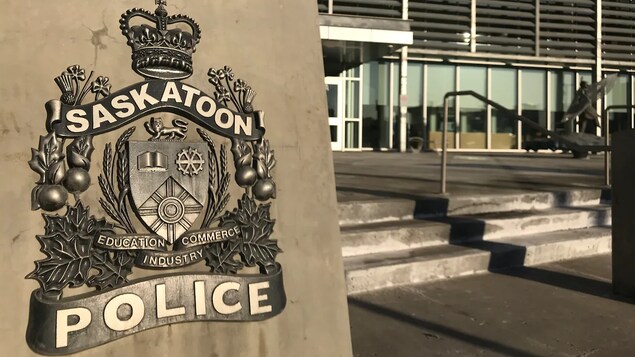 La police de Saskatoon va clarifier le port d’écussons bleus par certains policiers