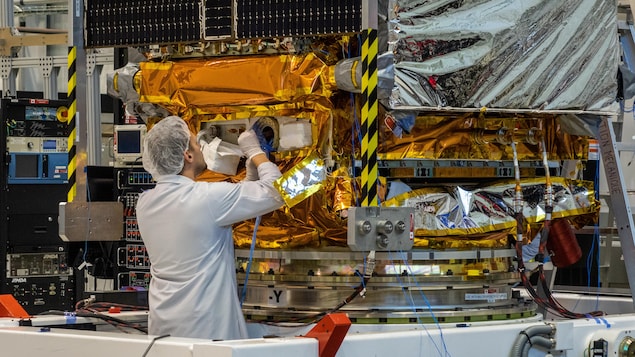 Un ingénieur de MDA, à Sainte-Anne-de-Bellevue au Québec, effectue une vérification sur un des trois satellites RADARSAT constellation qui doivent être lancés bientôt en orbite par le Canada. secteur spatial canadien don't let go canada