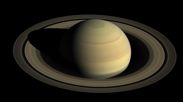 La planète Saturne et ses anneaux.