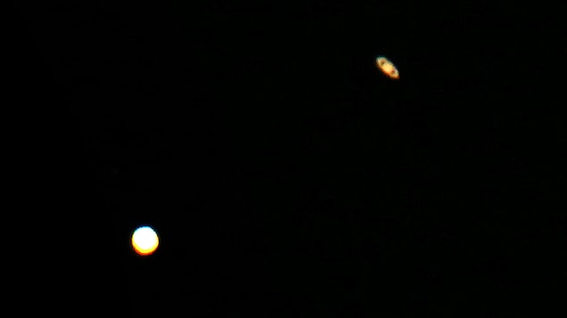 Les planètes Saturne et Jupiter s'alignent près l'une de l'autre dans le ciel du Koweït.