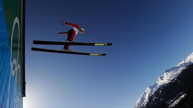 Un skieur qui saute à Whistler. Un skieur qui saute à Whistler.
