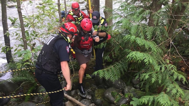 Les services de sauvetage portent secours à deux personnes.