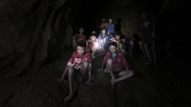 Les douze enfants retrouvés dans la grotte, en Thaïlande.