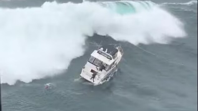 Un yacht dans des eaux agitées.
