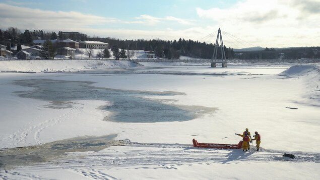 Des exercices de sauvetage sur glace sur la rivière Petite Décharge à Alma