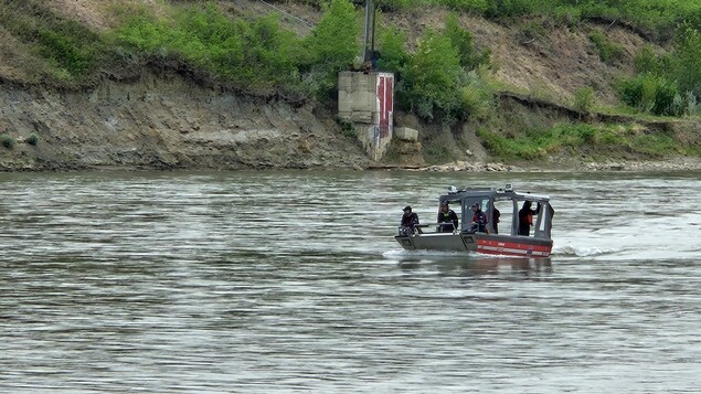 Un bateau de pompiers sur la rivière, le 5 juin 2023.