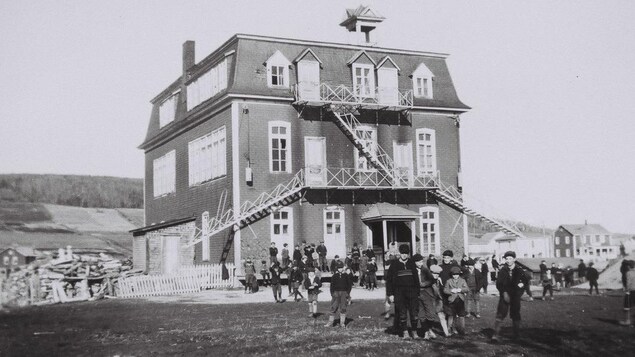 Photo en noir et blanc. Enfants devant un couvent Photo en noir et blanc. Enfants devant un couvent