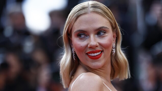 Scarlett Johansson sur le tapis rouge du Festival de Cannes.