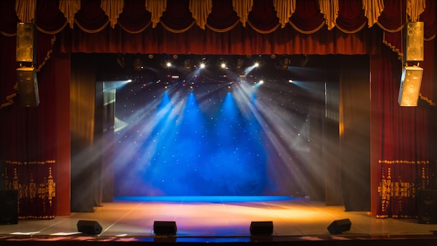 Une scène de théâtre éclairée et vide