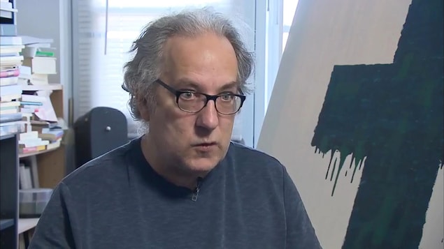 Le sexagénaire Bernard Saulnier est atteint de schizophrénie parle de sa maladie.