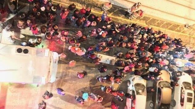 Une foule le long de la voie ferrée Une foule le long de la voie ferrée