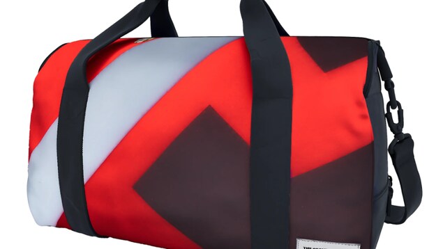 Image conceptuelle d'un sac fait à partir des morceaux du ballon de soccer qui recouvrait le dôme du Science World à Vancouver.