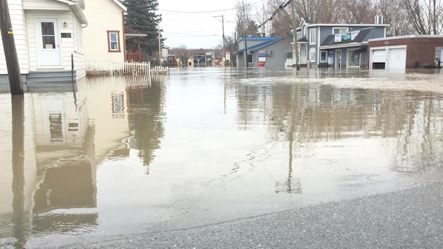 Le centre-ville de Scott est inondé.