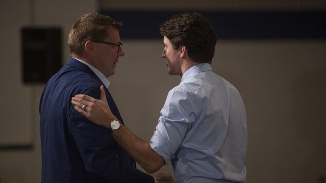 Scott Moe serre la main de Justin Trudeau.