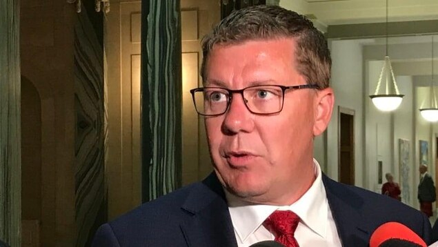 Scott Moe s'exprime devant des journalistes.