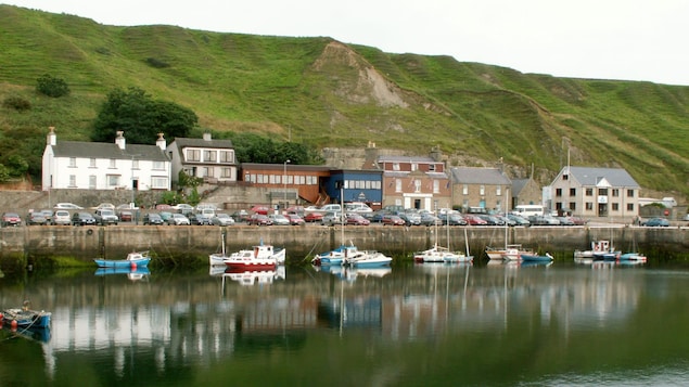 Port et bateaux à Scrabster, en Écosse. Port et bateaux à Scrabster, en Écosse.