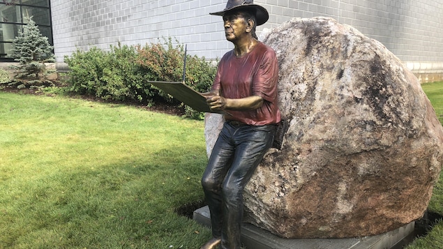 Une sculpture en l’honneur d’André Michel dévoilée à Sept-Îles