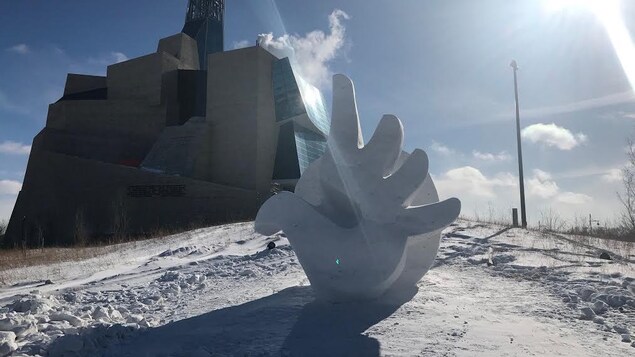 Sculpture de neige figurant un oiseau, devant le Musée canadien pour les droits de la personne.