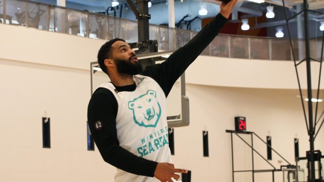 Des partisans fébriles à l’approche du premier match des Sea Bears de Winnipeg