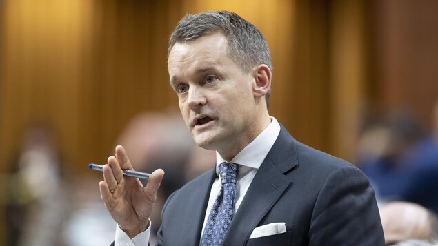 Le ministre des Ressources naturelles, Seamus O'Regan, répond à une question.