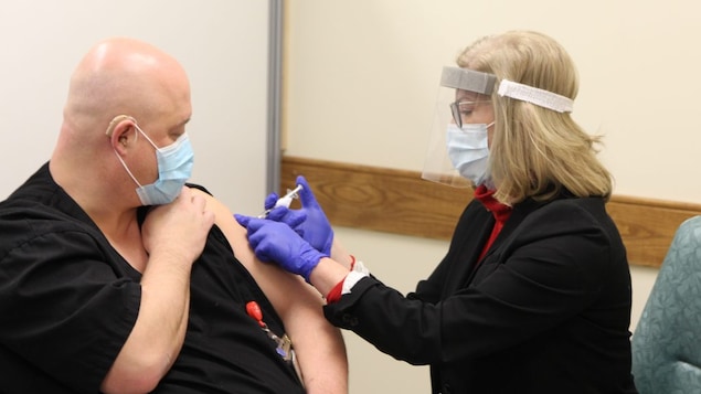 Jackie Park administre un vaccin à Sean Bolton.