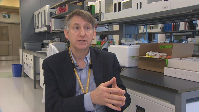 Sean Connors dans un laboratoire. Sean Connors dans un laboratoire.
