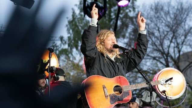 Sean Feucht performing.