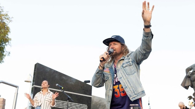 Sean Feucht speaking into a microphone.