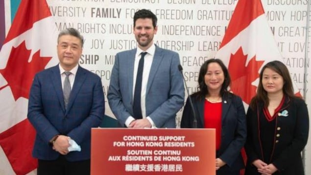 加拿大联邦移民部长肖恩.弗雷泽（左2）与自由党两位议员叶嘉丽（右2）、董晗鹏（左1）、以及家和专业辅导中心总监黄晓莹博士一起出席了记者见面会。