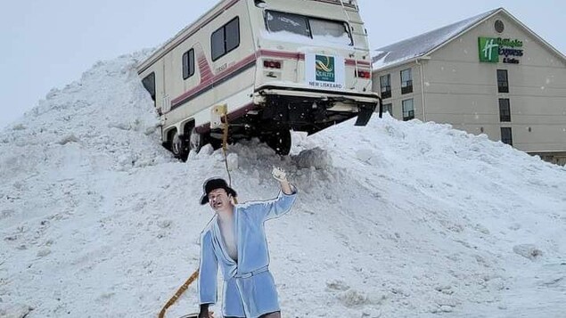 Un VR dans un banc de neige devant le Quality Inn de New Liskeard