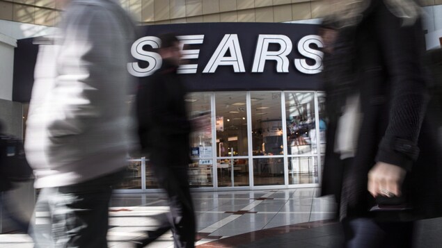 Des gens marchent près d'un magasin Sears à Toronto.