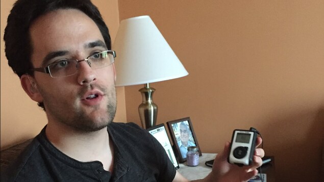 Refus d’une professeure de porter un micro : un ex-étudiant a gain de cause