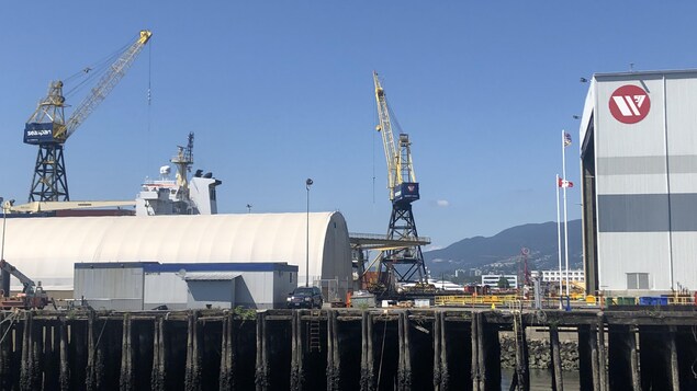 Deux grues au-dessus de chantiers navals.