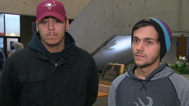 Deux personnes répondent aux questions de journalistes au palais de justice de Gatineau. Deux personnes répondent aux questions de journalistes au palais de justice de Gatineau.