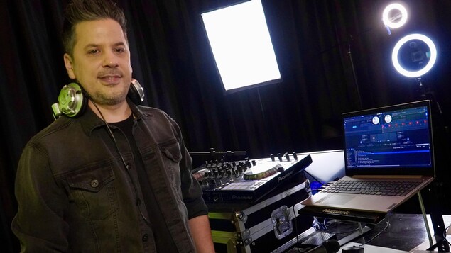 Un homme et son équipement de dj.